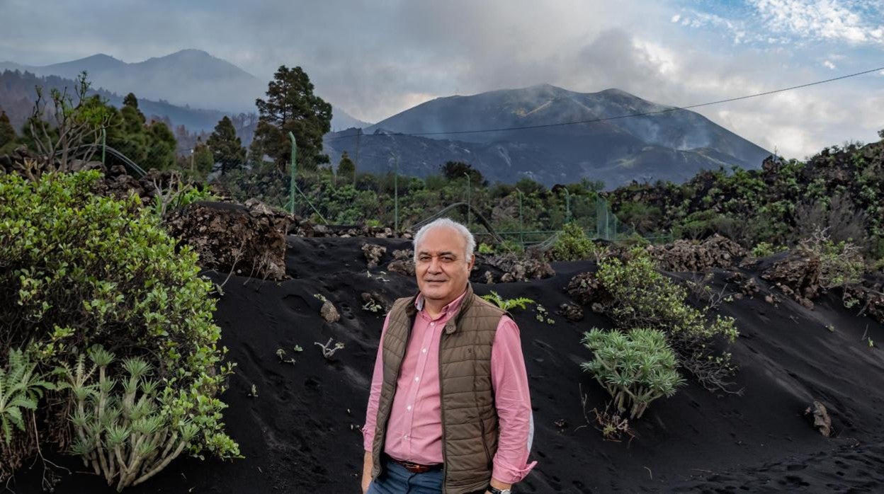 Miguel Ángel Morcuende posa con el 'monstruo' de La Palma al fondo JOSÉ BRINGAS / Vídeo: Canarias anuncia la finalización de la erupción del volcán tras 85 días - EP