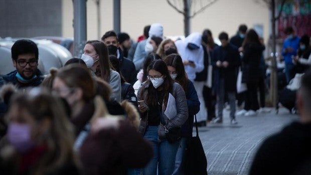 España acumula 214.000 nuevos contagios desde el jueves, con las UCI al 18%