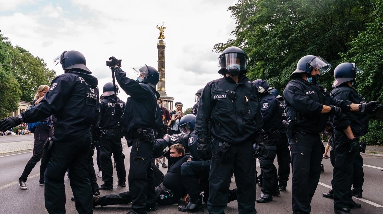 La policía alemana durante una protesta contra las restricciones del Covid en agosto de 2020