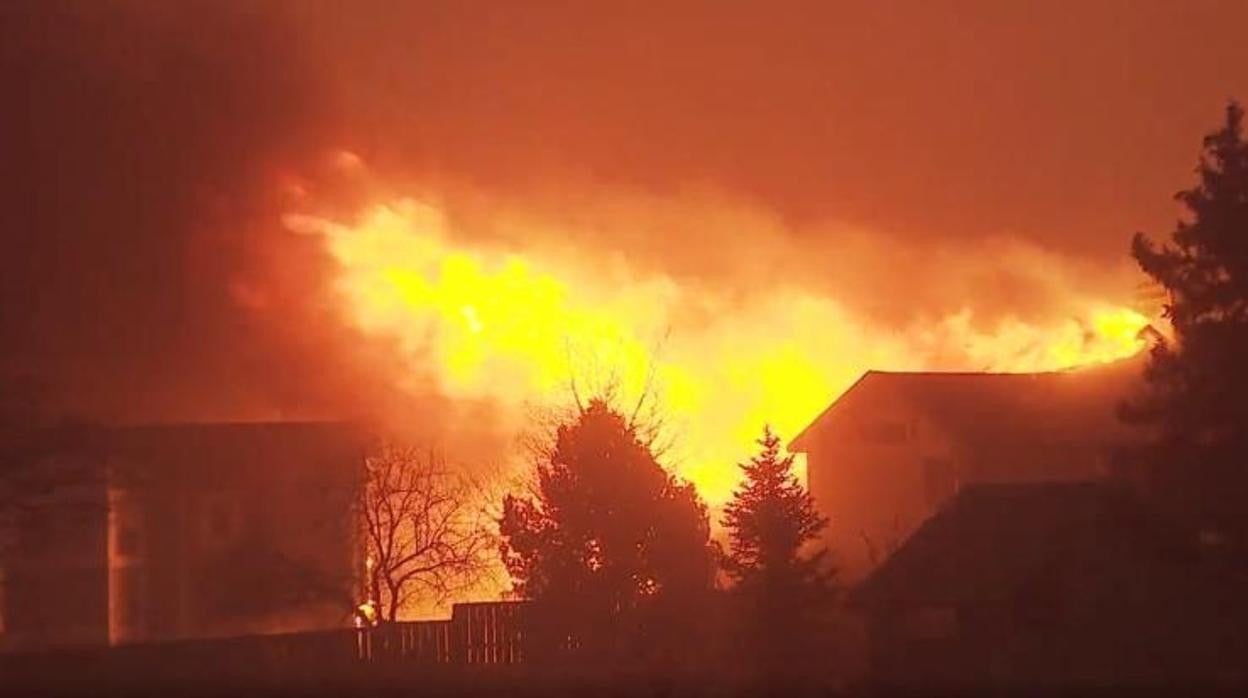 Una casa ardiendo por el incendio forestal, que ha destruido casi 600 hogares