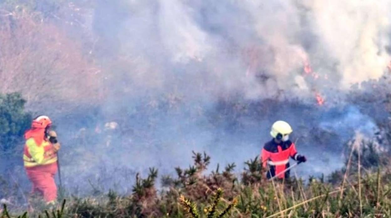 Los bomberos trabajan en la extinción de un fuego en Cantabria