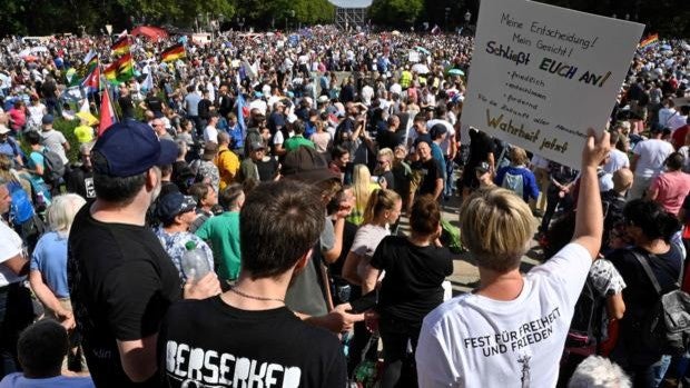 Diez heridos en una manifestación contra las restricciones en Alemania