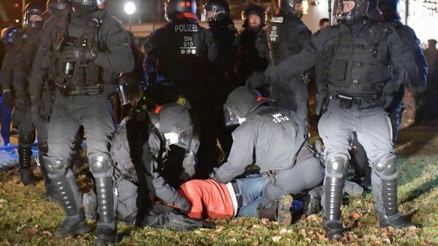 Los antivacunas alemanes acaban a mordiscos con la Policía