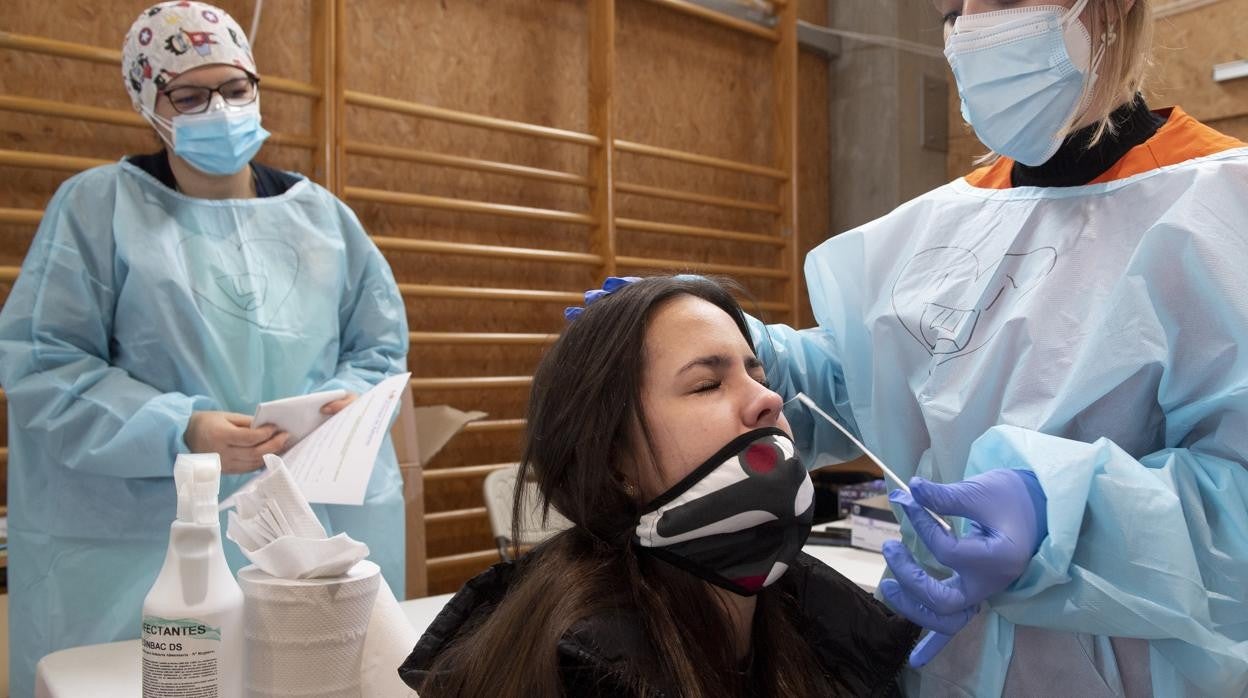 Test de antígenos realizado en un hospital de Alcalá de Henares