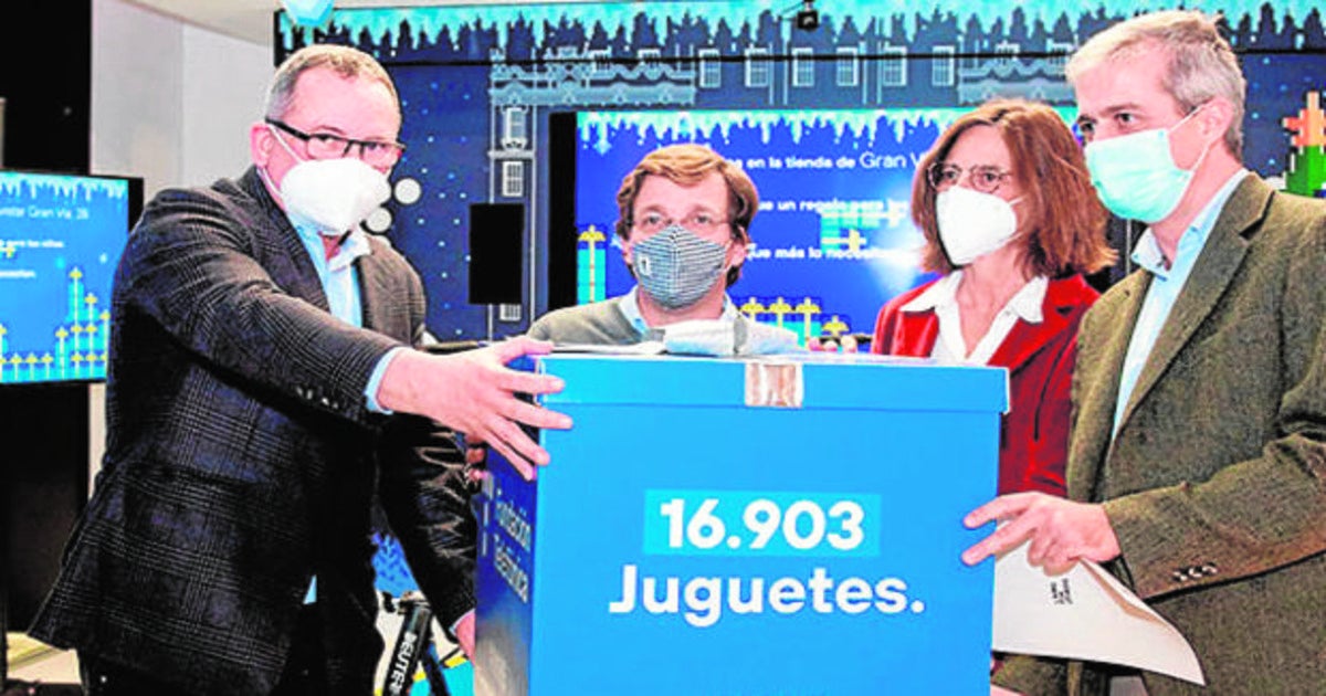 José Luis Rodríguez Almeida, junto a algunos de los organizadores de la iniciativa de la Fundación Telefónica