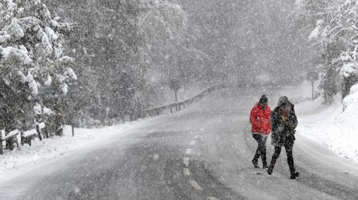 Catorce provincias estarán este sábado en riesgo por olas, viento, frío y nieve