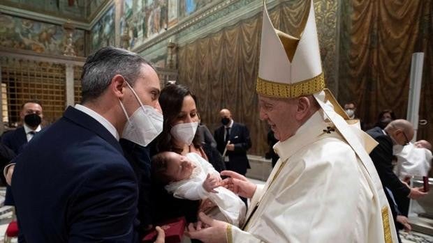 El Papa Francisco bautiza a 16 bebés en la Capilla Sixtina y recuerda a las víctimas de Kazajistán
