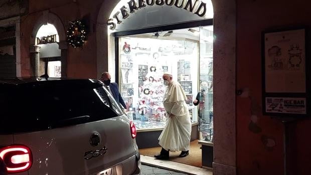 El Papa Francisco visita una tienda de discos del centro de Roma