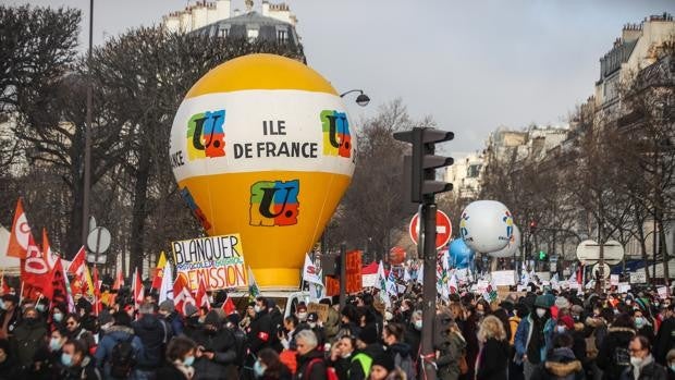 Cientos de miles de profesores franceses protestan en las calles por el caos educativo