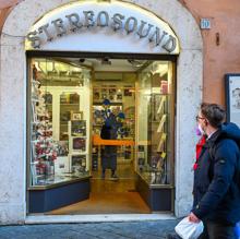 Peregrinos y fieles acudieron al día siguiente a la tienda en Roma