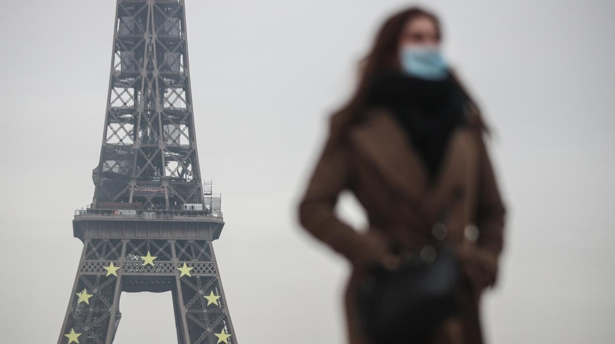 Los parisinos ya no deberán llevar mascarilla al aire libre