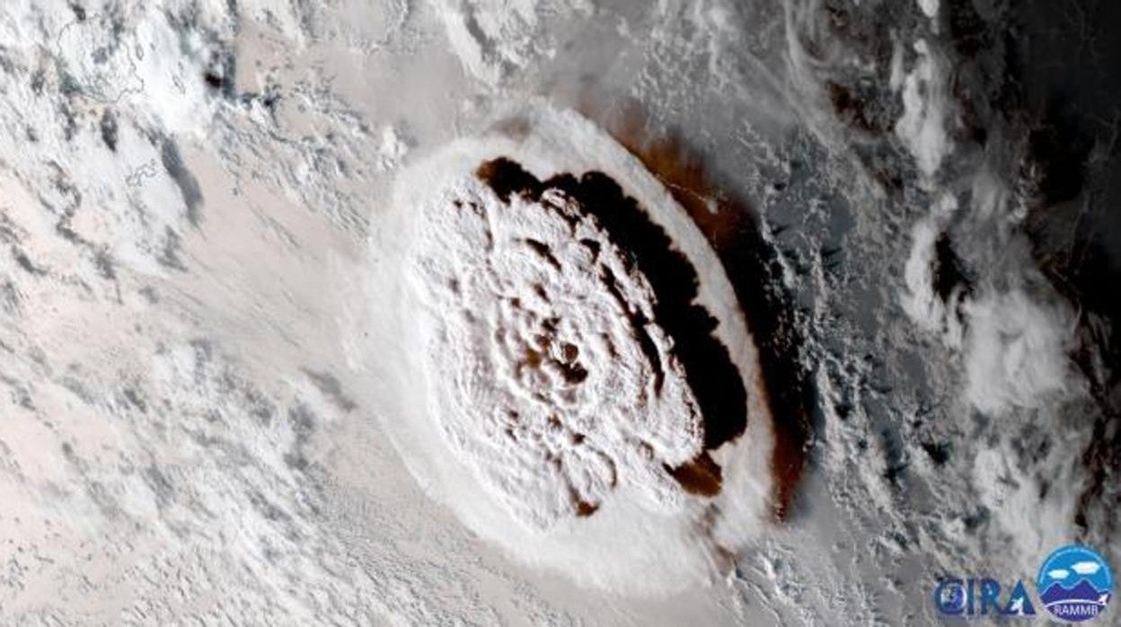 Imagen satelital de la erupción explosiva del volcán Hunga Tonga-Hunga Ha'apai, frente a Tonga