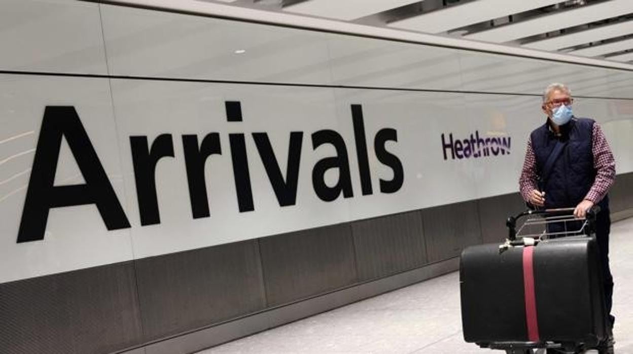 Un hombre llega al aeropuerto londinense de Heathrow