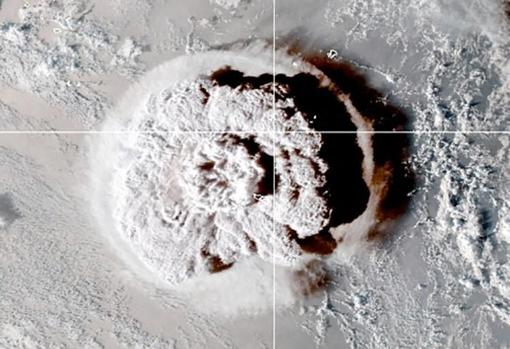 Imagen de la erupción del volcán tomada por el satélite NOAA GOES-West