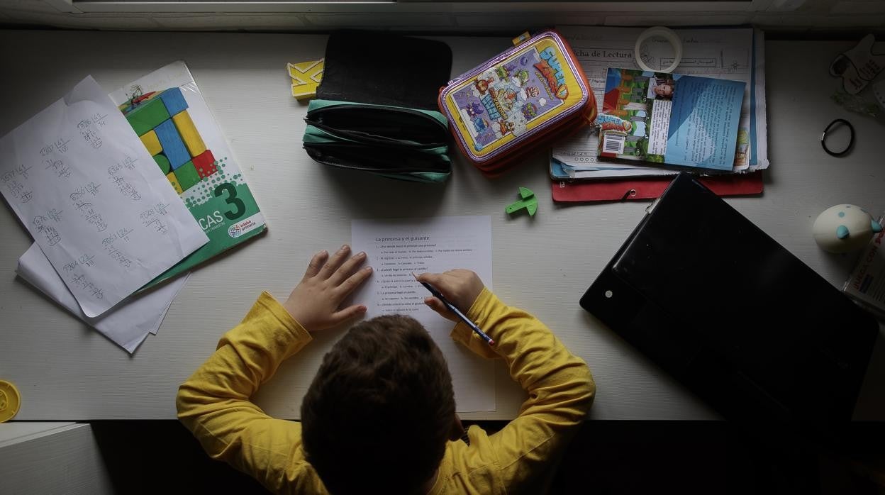 Un niño hace los deberes en su confinamiento