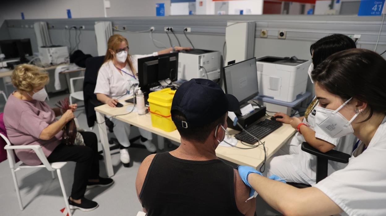 Vacunación contra el Covid-19 en el Hospital Enfermera Isabel Zendal de Madrid