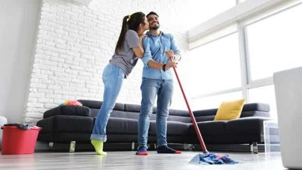 El 40% de los millenials piensan que a las mujeres se les da mejor planchar, hacer la colada, tender o fregar