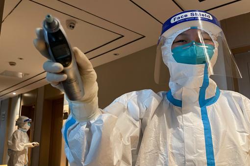 Durante la cuarentena de tres semanas, las enfermeras toman la temperatura dos veces al día a los viajeros para comprobar si tienen fiebre, uno de los síntomas del coronavirus