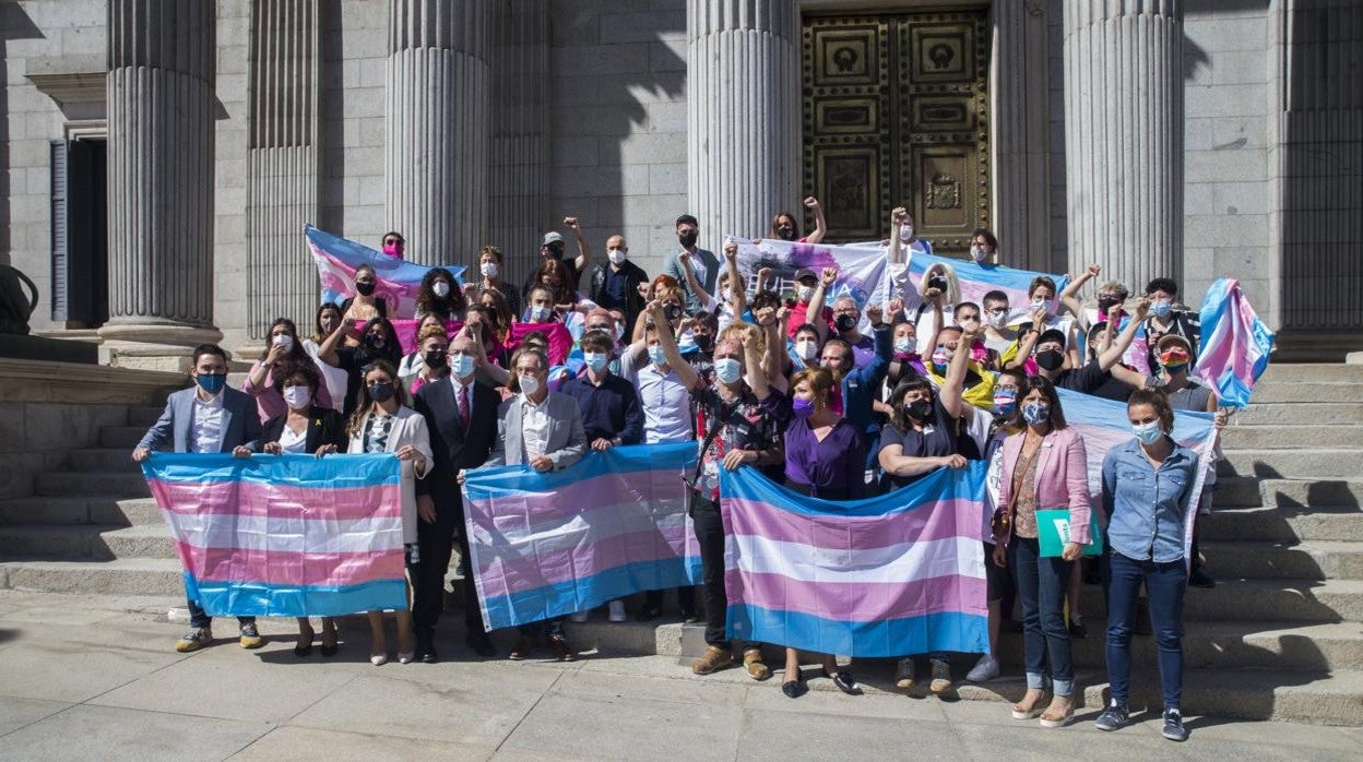 El pasado mes de mayo de 2021, concentración de plataformas en defensa de los derechos de las personas trans frente al Congreso de los Diputados