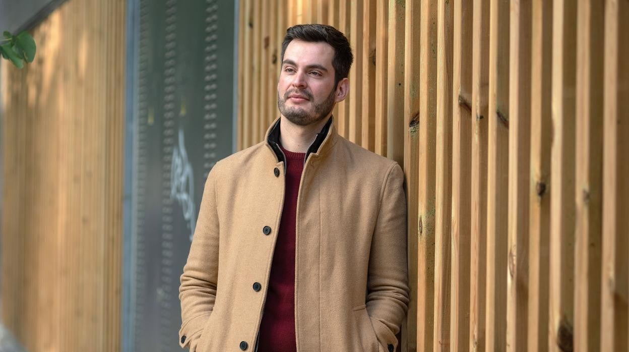 Augusto Natali, médico de Familia, dejó su puesto en un centro de Salud de Barcelona para trabajar en un laboratorio de un hospital de Gerona. «Ahora gano menos, pero la salud mental tiene un precio», cuenta