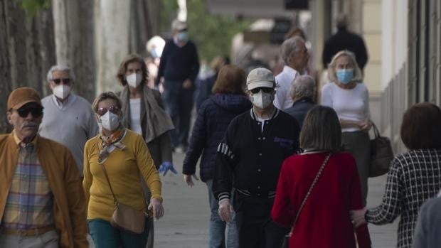 La mascarilla contra el Covid en la calle, una medida «absurda» criticada por los científicos