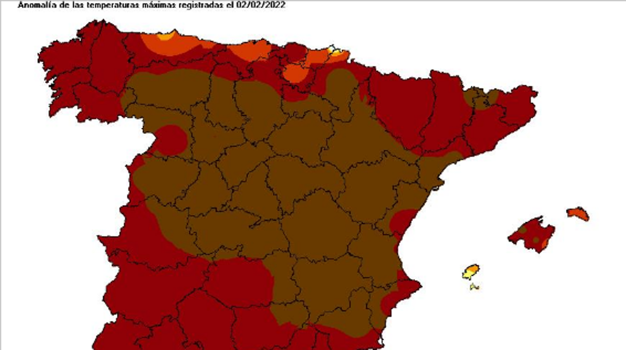 Un gran número de personas aprovecha las altas temperaturas para pasear por la playa en Valencia