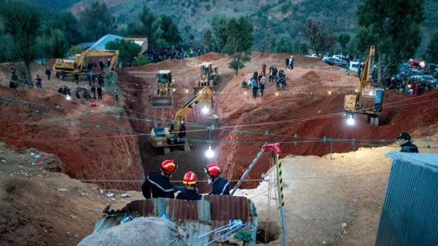 Los rescatadores, a tres metros del niño atrapado en un pozo de Marruecos: «Ya casi hemos llegado»