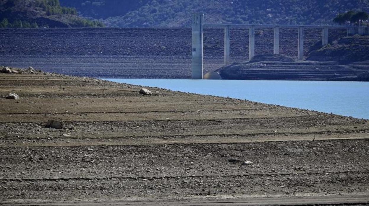 Estado actual del embalse de la Viñuela, en la provincia de Málaga, que oficialmente se encuentra en situación de sequía grave