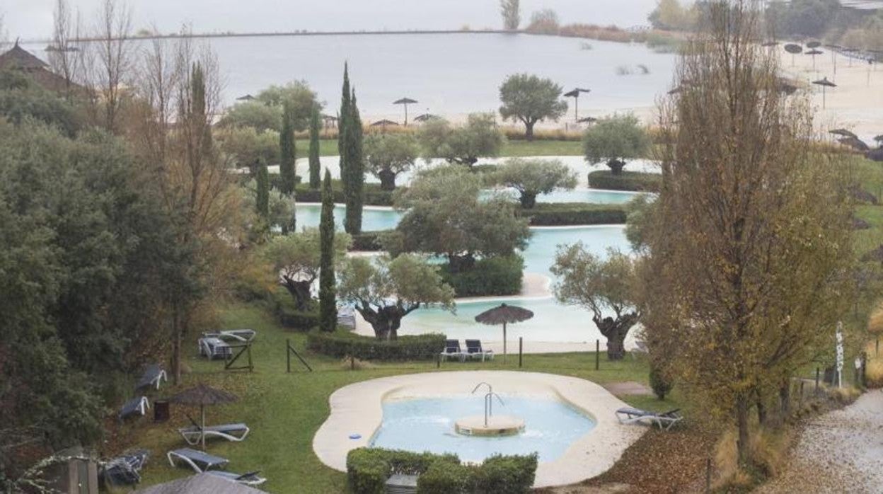 Zona de piscinas en la Marina Isla de Valdecañas, en 2019