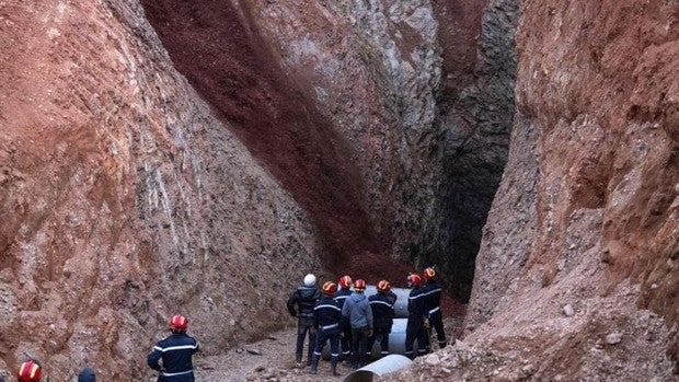 Fase decisiva en el rescate del niño Rayan: efectivos entran al túnel con un equipo médico para sacar al menor