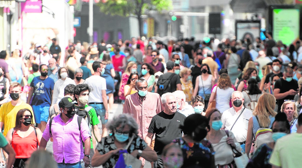 Unas personas con mascarilla en exteriores