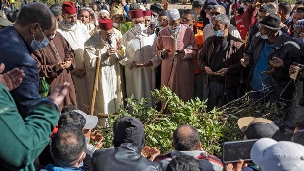 Multitudinario adiós al pequeño Rayan, que murió tras caer a un pozo en Marruecos