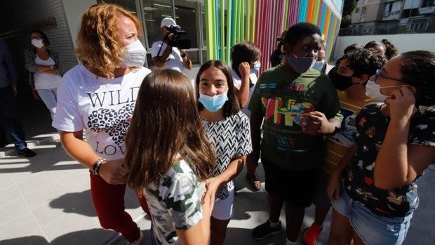 La mascarilla dejará de ser también obligatoria en el patio de los colegios desde el jueves