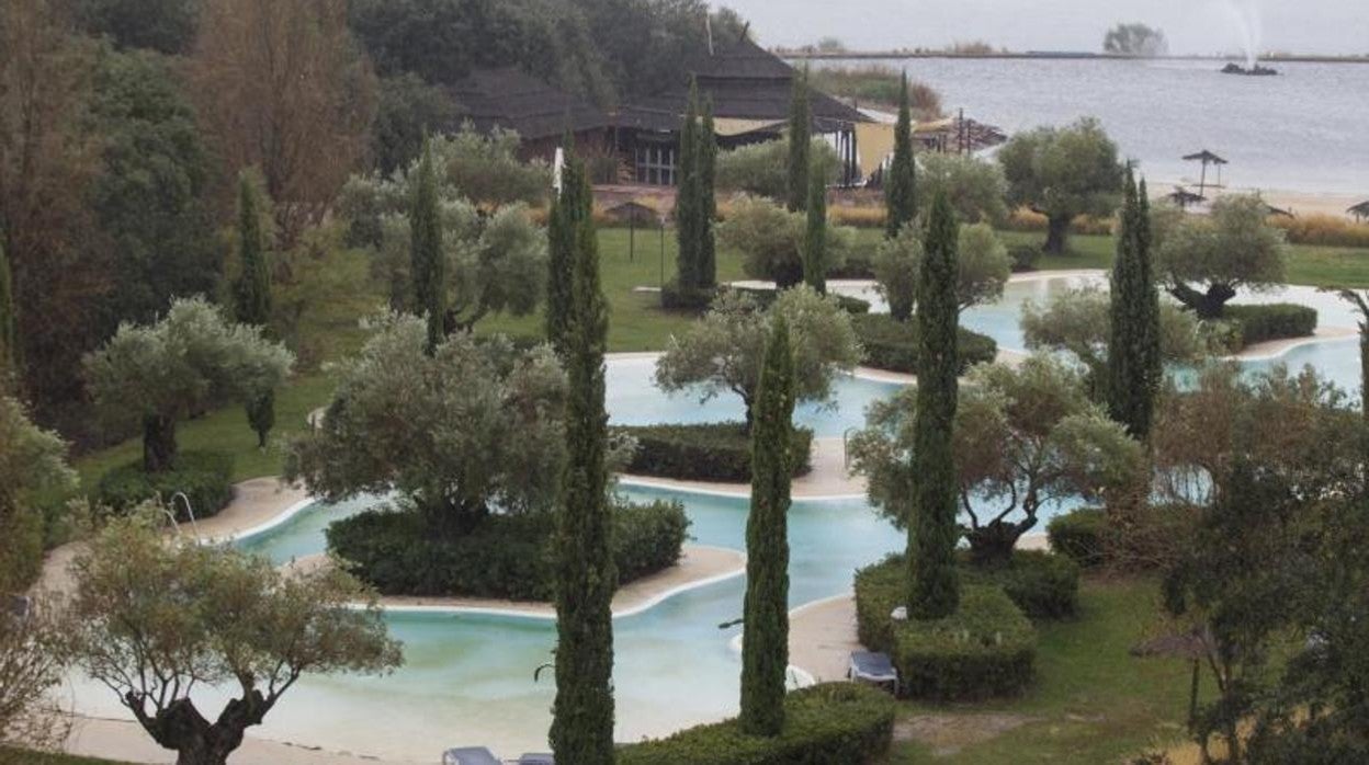 Zona de piscinas y playa artificial de la Marina Isla de Valdecañas, en Cáceres