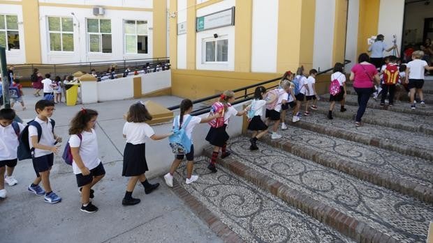 ¿Pueden obligar los colegios a los niños a llevar mascarillas en el recreo?