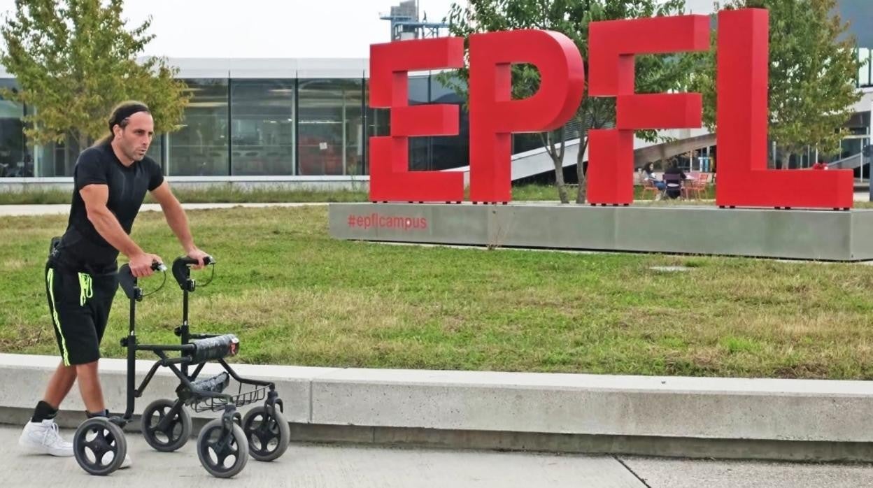 Michel Rocatti camina junto a la Escuela Politécnica Federal de Lausana (Suiza)