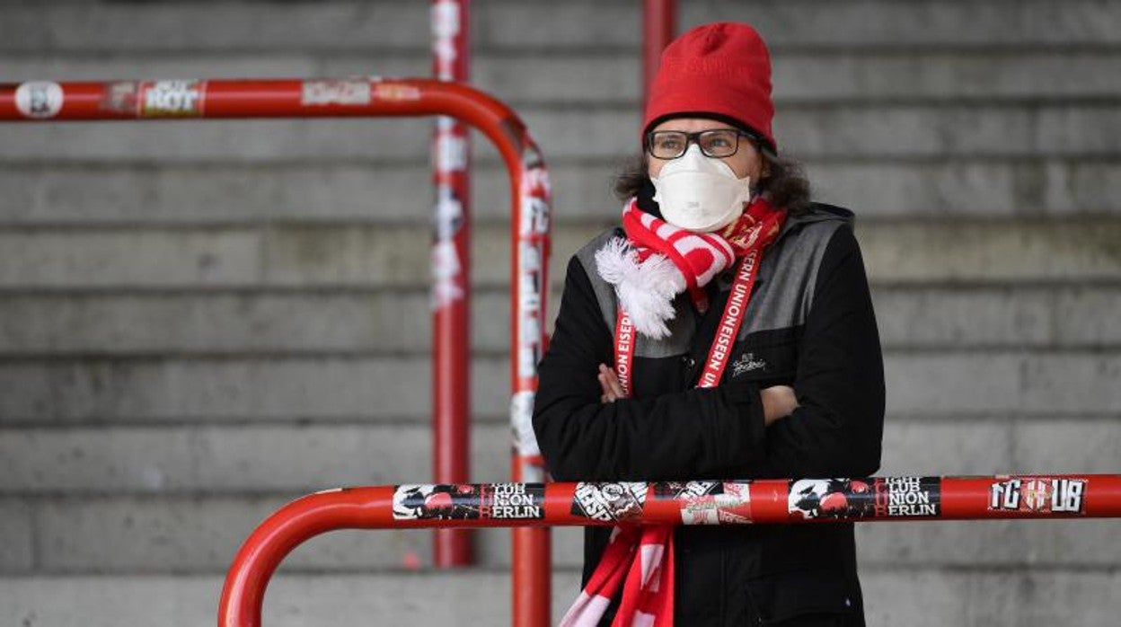 Una mujer en el estadio del 1.FC Union Berlin, este domingo en Berlín