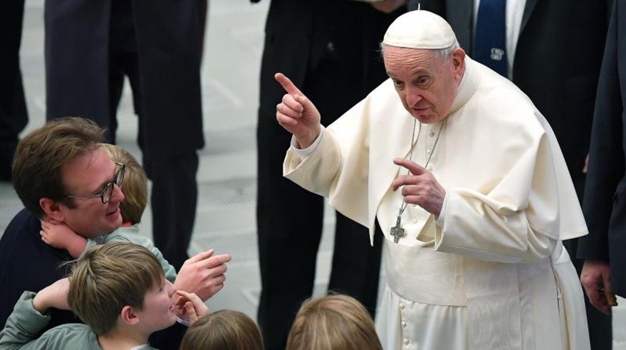 El Papa Francisco saluda a unos peregrinos tras la audiencia de hoy