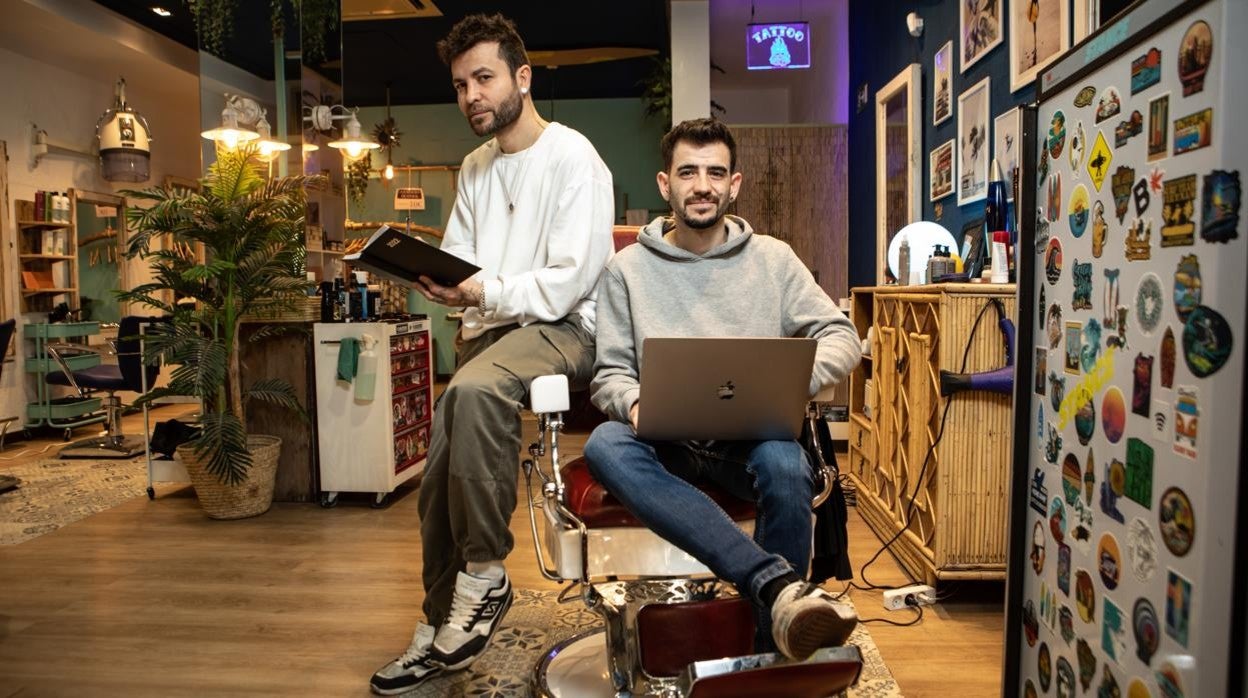 Miguel y Adrián son autónomos y miembros de una barbería en Madrid. Sobrepasados, acudieron a una gestoría para poder abrir sus negocio