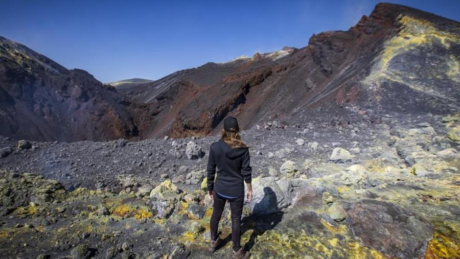 En las entrañas de un volcán vivo que se derrumba por dentro