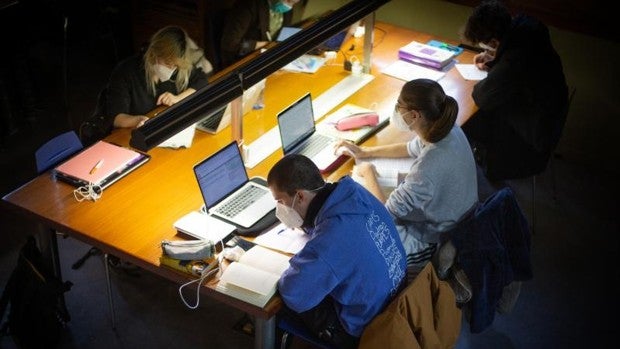 El Gobierno restringe el acceso a las becas creando límites sin soporte legal