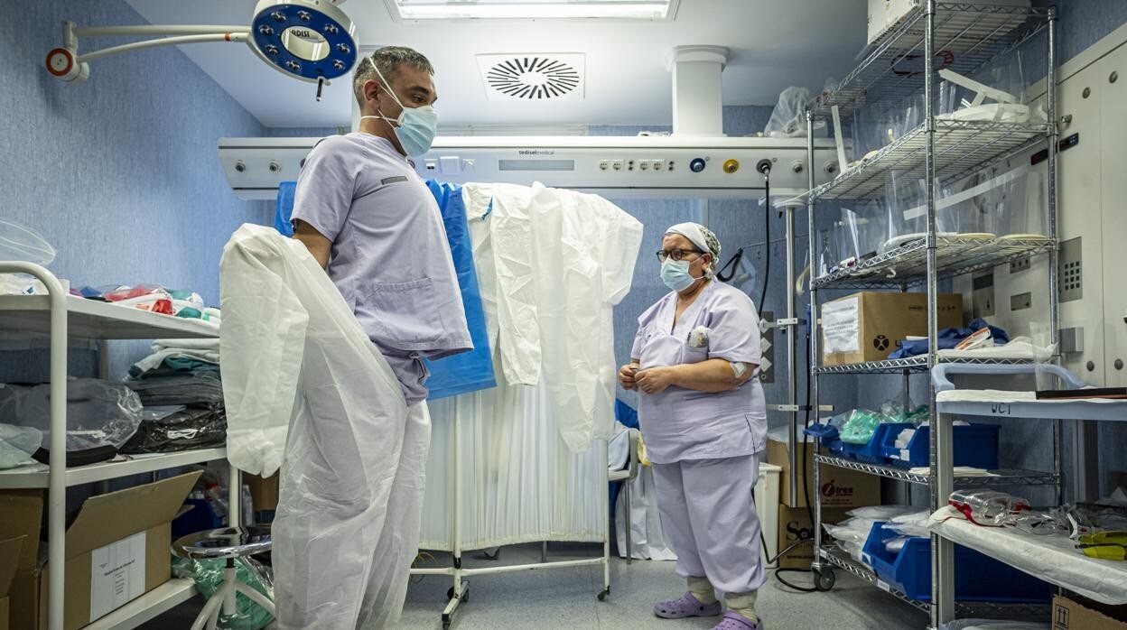 Sanitarios se protegen con EPI en el Hospital Arnau de Vilanova