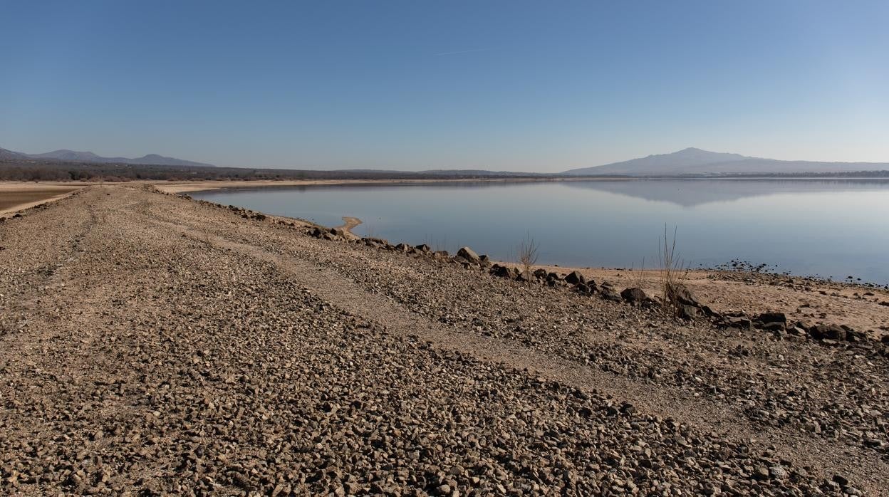 Embalse en Manzanares El Real (Madrid), que se encuentra a un 58% respecto al 91% de capacidad del año pasado