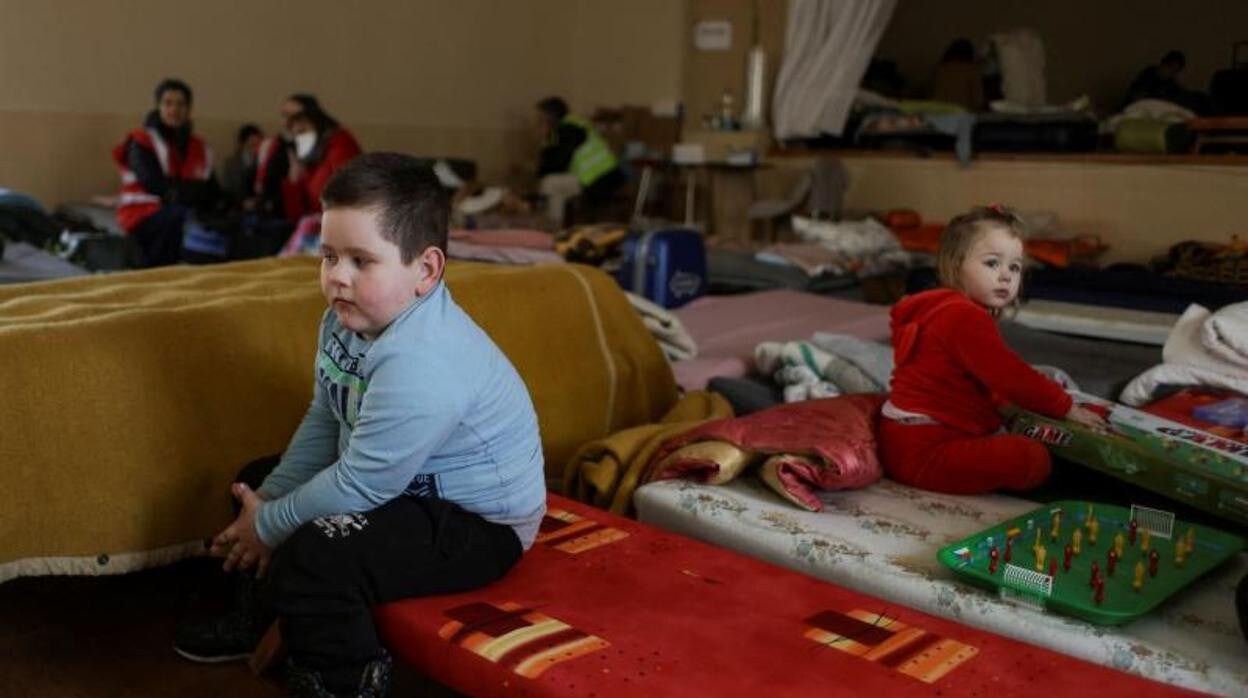 Niños huidos de Ucrania en un refugio en Eslovaquia