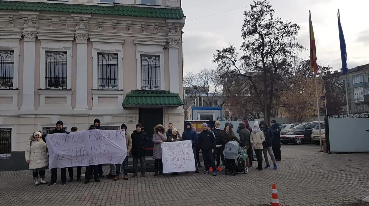 Imagen de 2019 de parejas españolas en Kiev reclamando la inscripción de los niños como españoles