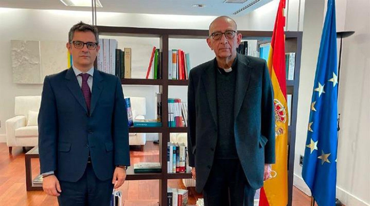 El ministro Bolaños y el cardenal Omella al inicio de la reunión de este miércoles