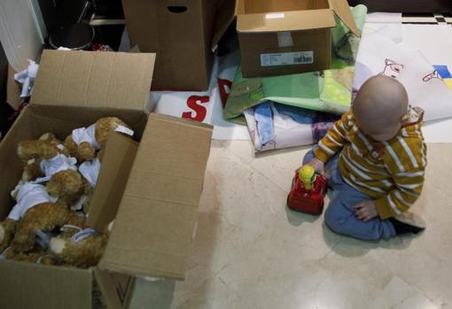 Un niño juega con uno de los juguetes que las asociaciones habían preparado para su llegada