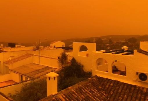 Imagen del pueblo de Bédar, Almería, cubierto con el polvo sahariano