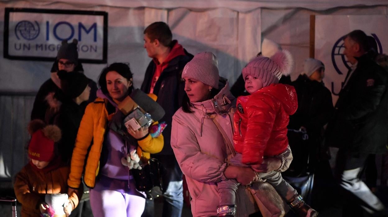 Llegada de mujeres y niños ucranianos al cruce fronterizo de Medyka, al sureste de Polonia con Ucrania