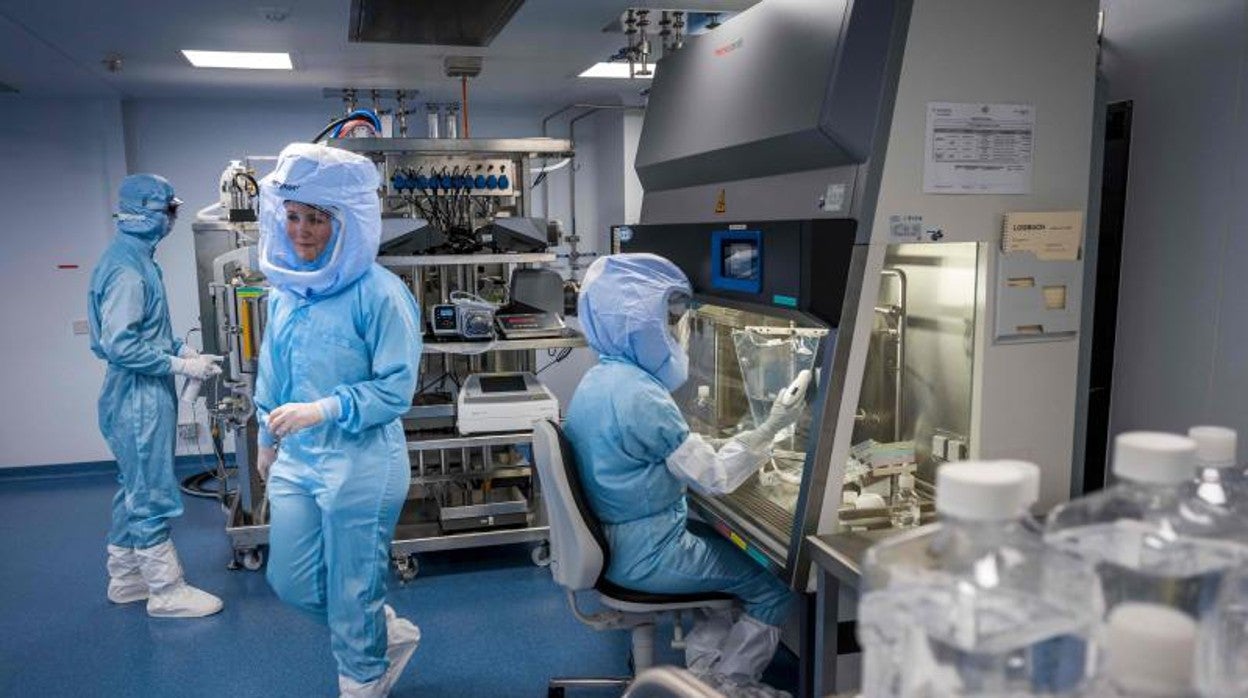 Empleados de BioNTech en sus laboratorios de Marburg, Alemania